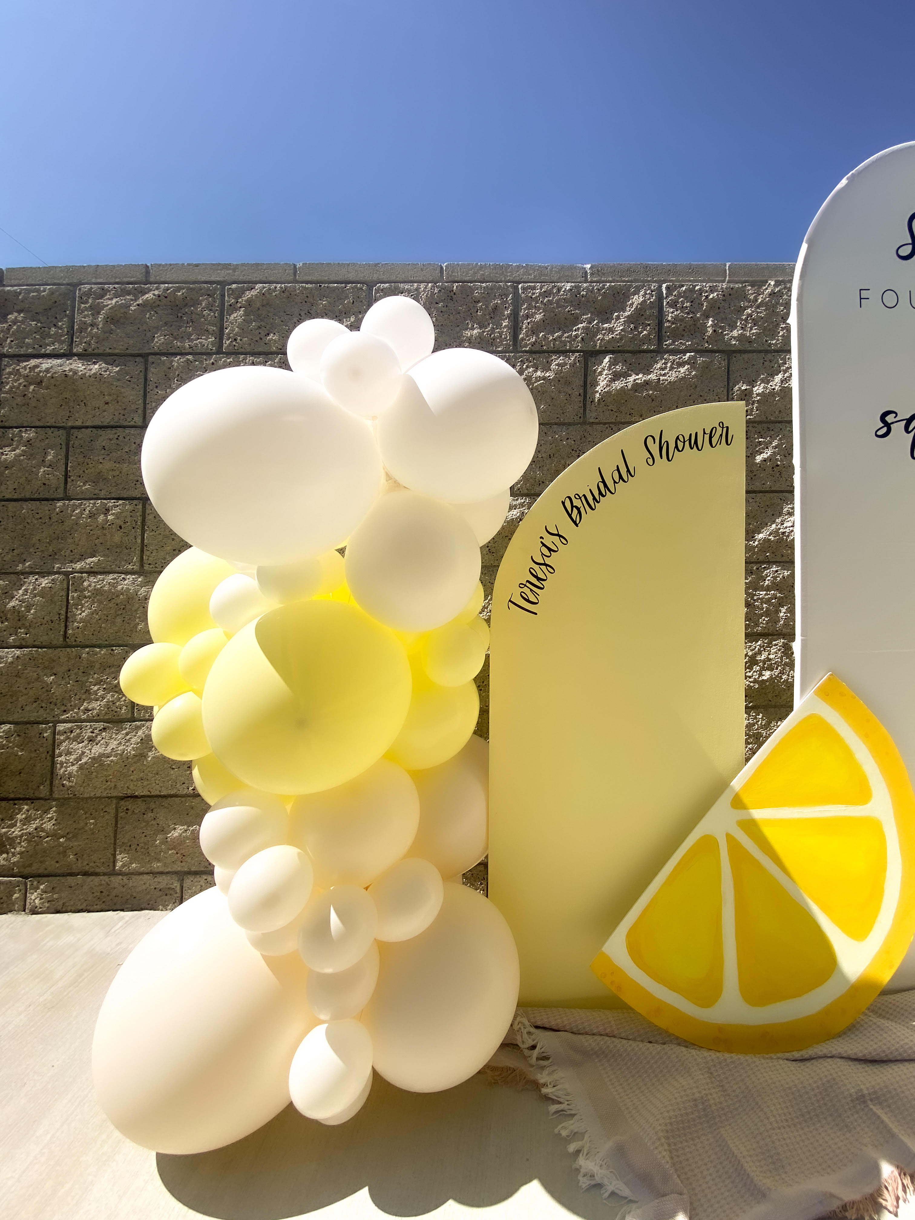 A stunning backdrop with balloons for a wedding